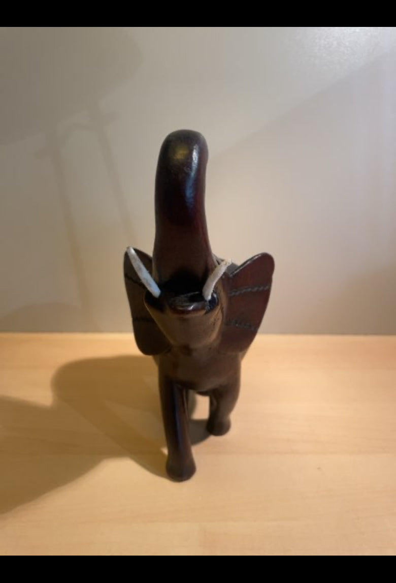 Elefant skåret i træ